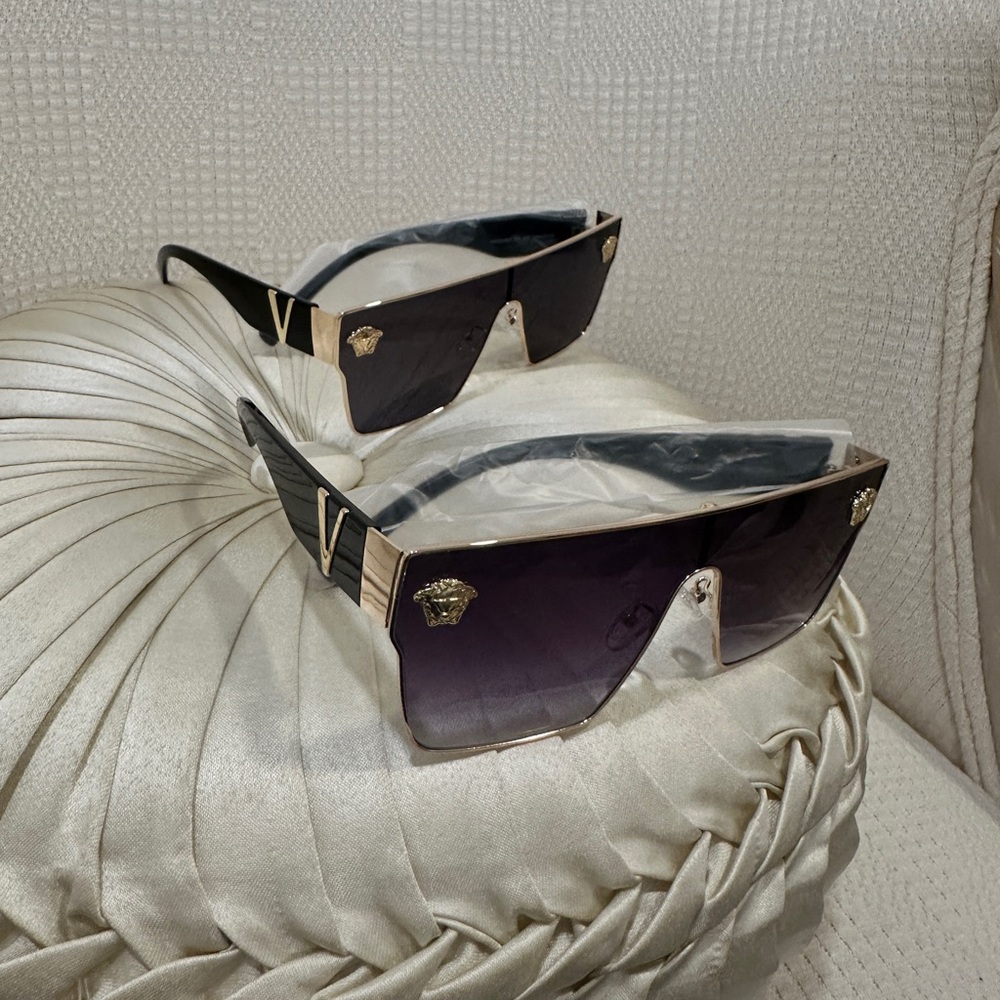 Luxury Designer Fashion V Gold Logo Women’s Sunglasses 2 Pairs